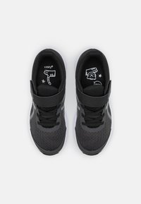 Des chaussures de sport noires avec une tige en mesh, des accents gris, une sangle Velcro et une semelle en caoutchouc blanche. L'intérieur est orné de graphiques imprimés.