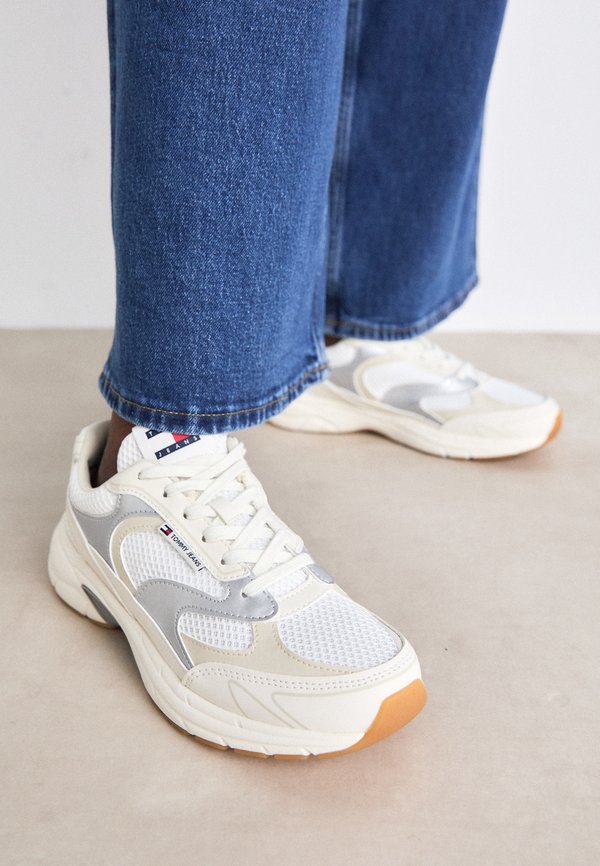 THE CONEY METALLIC - Trainers - newsprint3