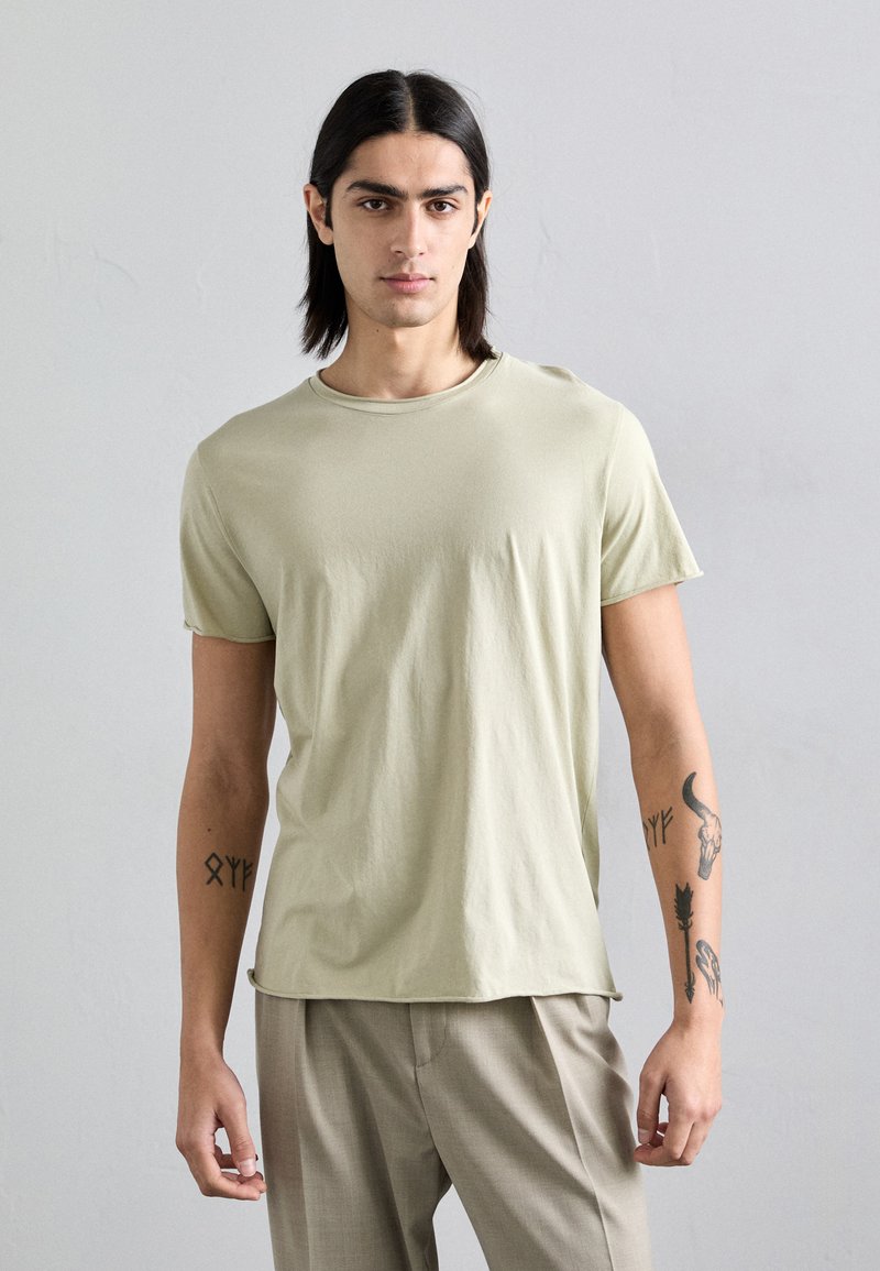 Filippa K - ROLL NECK TEE - T-shirts - faded moss, Forstørre