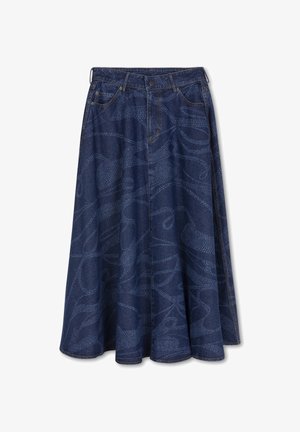 Donkerblauwe denim maxi rok met een draaiend patroon, vijf zakken en een knoopsluiting in de taille. Soepele textuur.