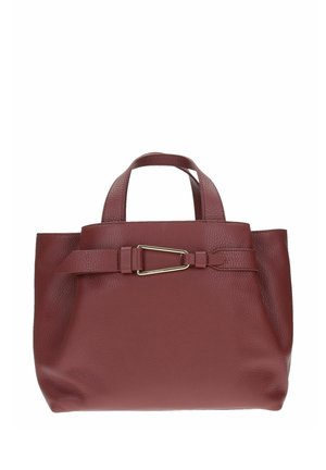 Sac à main en cuir rouge foncé avec poignées supérieures et une bride avant fixée par une boucle triangulaire dorée.