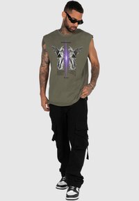 MJ Gonzales THE TRUTH  SLEEVELESS  - Topper - olive