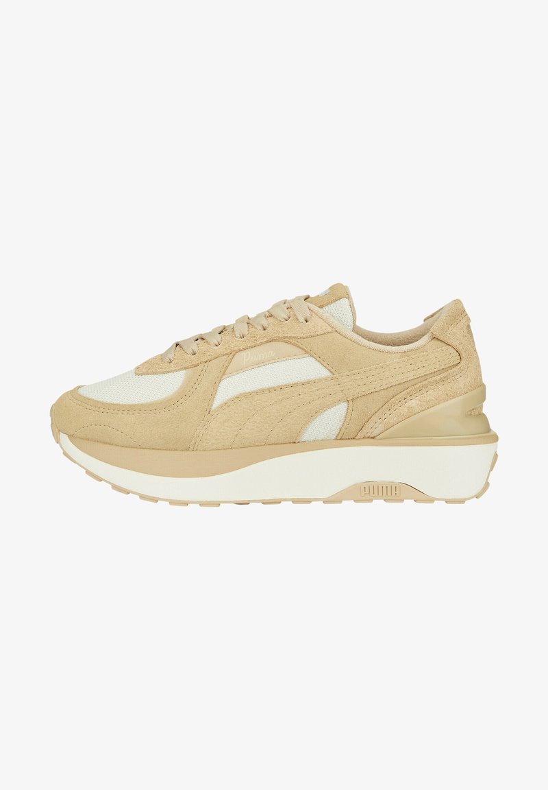 Baskets Puma beige et blanches avec superpositions en daim, panneaux en mesh, lacets beiges et semelle blanche épaisse et amortie avec logo Puma sur le côté.