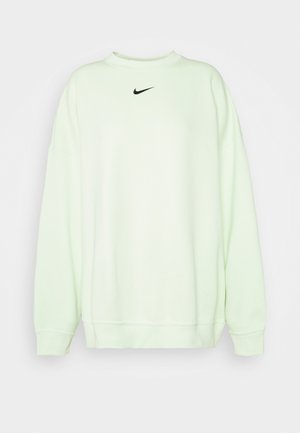 Sudadera verde claro hecha de tela suave, con cuello redondo, hombros caídos y un pequeño logotipo negro de Nike en el pecho.