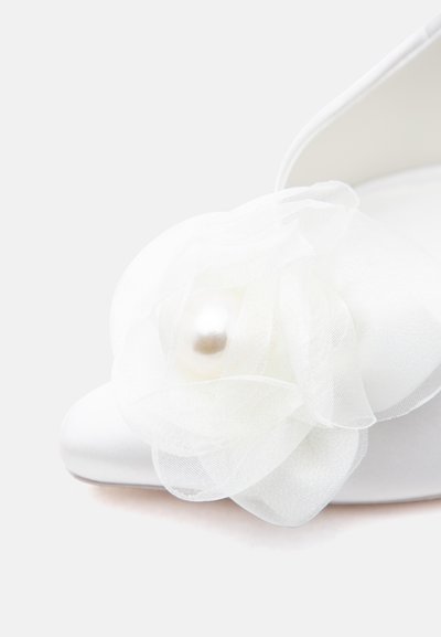 Λευκό σατέν παπούτσι με ανοιχτό υφασμάτινο λουλούδι και λεπτομέρεια με πέρλα στη μύτη.