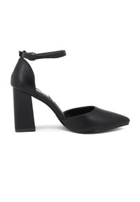 Scarpa nera con tacco alto e punta affusolata, realizzata in pelle liscia. Presenta un tacco a blocco e una sottile cinghia alla caviglia per una vestibilità sicura.