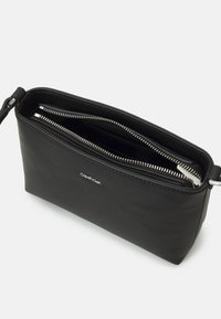 Calvin Klein MUST   - Axelremsväska - black