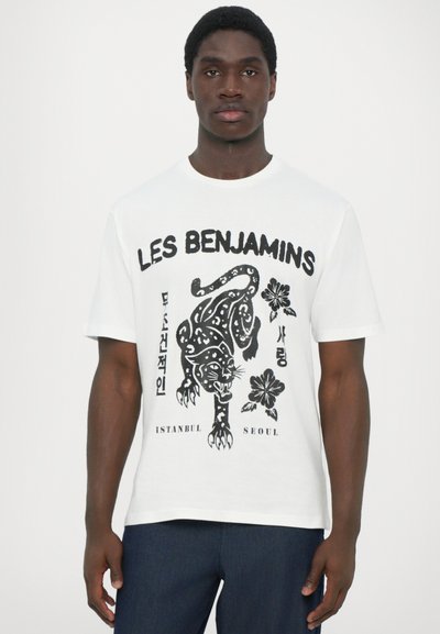 T-shirt en coton blanc avec un design graphique noir représentant un léopard et des éléments floraux, avec le texte "LES BENJAMINS," "ISTANBUL," "SEOUL."