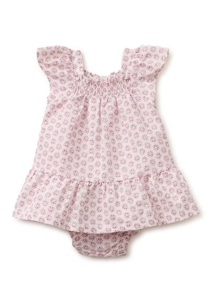 Vestido rosa para bebé con pequeño estampado floral, mangas cortas acampanadas, corpiño fruncido y dobladillo con volantes, acompañado de cubrepañales a juego debajo.