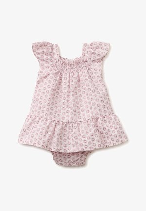 Vestito rosa per bambina con piccolo motivo floreale, maniche corte a volant, corpetto arricciato e orlo arricciato con mutandine abbinate sotto.