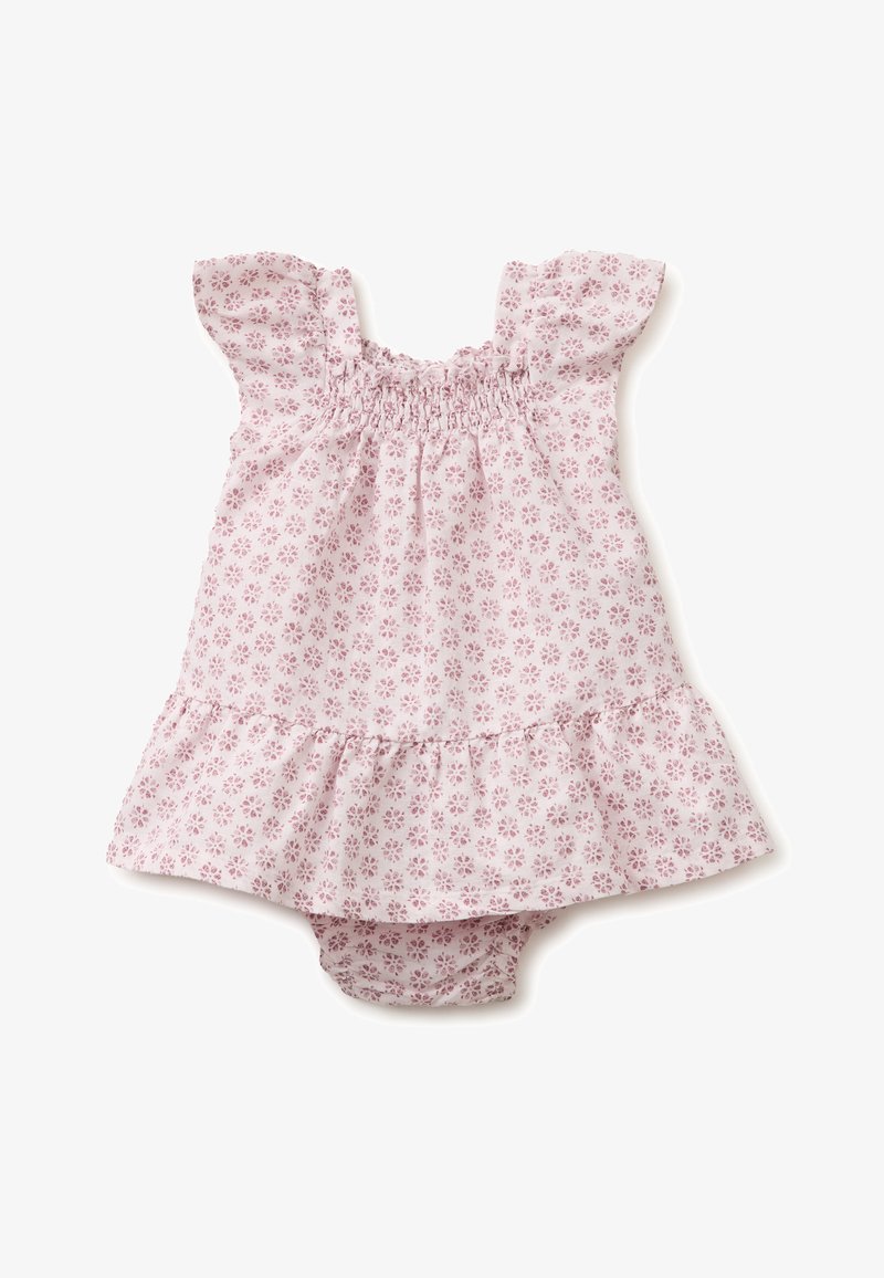 Robe de bébé rose avec petit motif floral, manches courtes volantées, corsage froncé et ourlet à volants avec bloomer assorti en dessous.