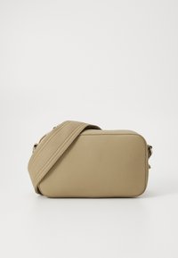 Borsa rettangolare beige con tessuto testurizzato, dotata di una tracolla ampia e chiusura con zip. Superficie liscia, design minimalista.