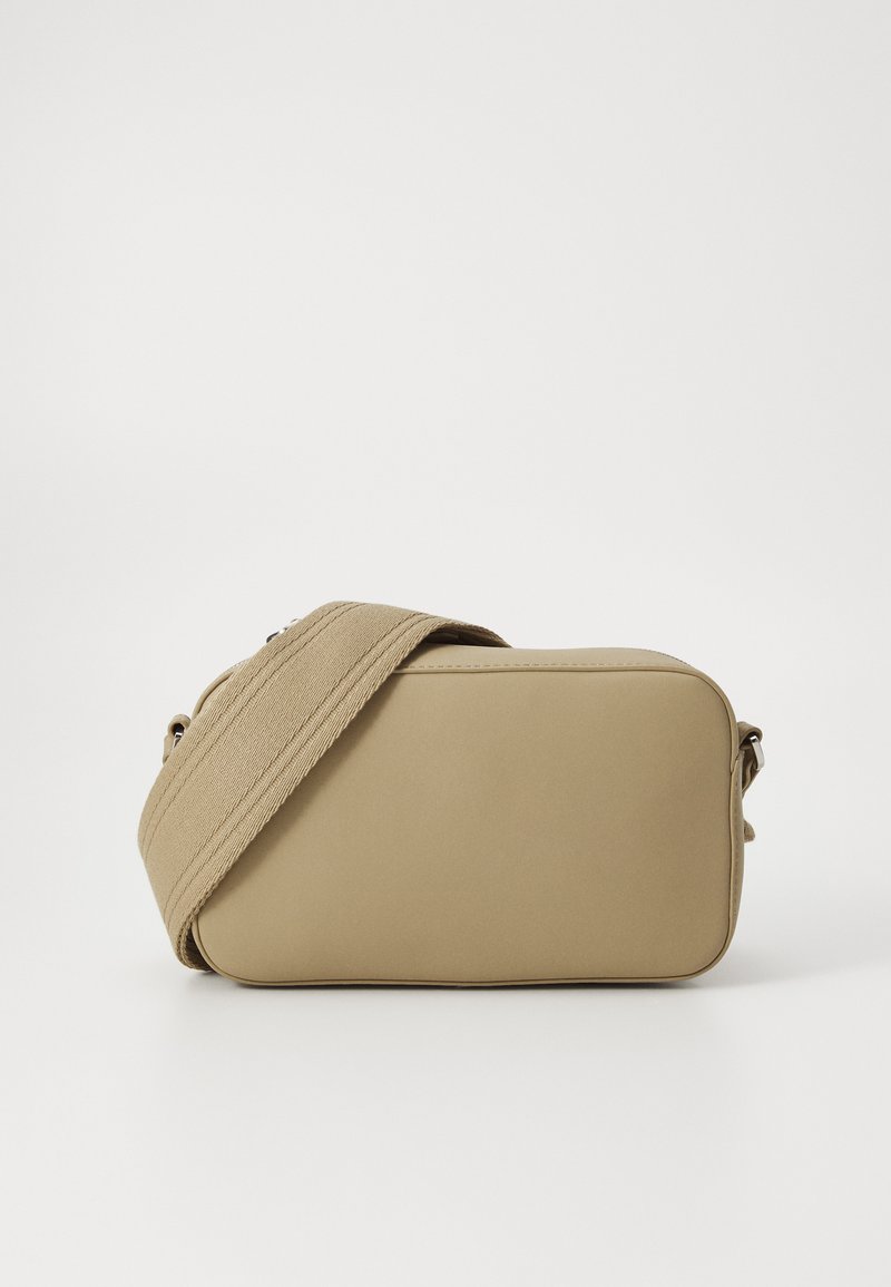 Borsa rettangolare beige con tessuto testurizzato, dotata di una tracolla ampia e chiusura con zip. Superficie liscia, design minimalista.