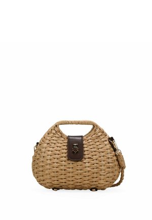 Bolso de paja trenzada con forma redondeada, asa integrada corta, cierre de cuero oscuro y correa de hombro trenzada desmontable.
