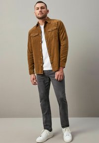 Next REGULAR FIT brązowy