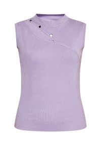 Top senza maniche in lilla realizzato in tessuto a costine, con colletto rotondo alto e un design angolato con bottoni decorativi neri sulla spalla.