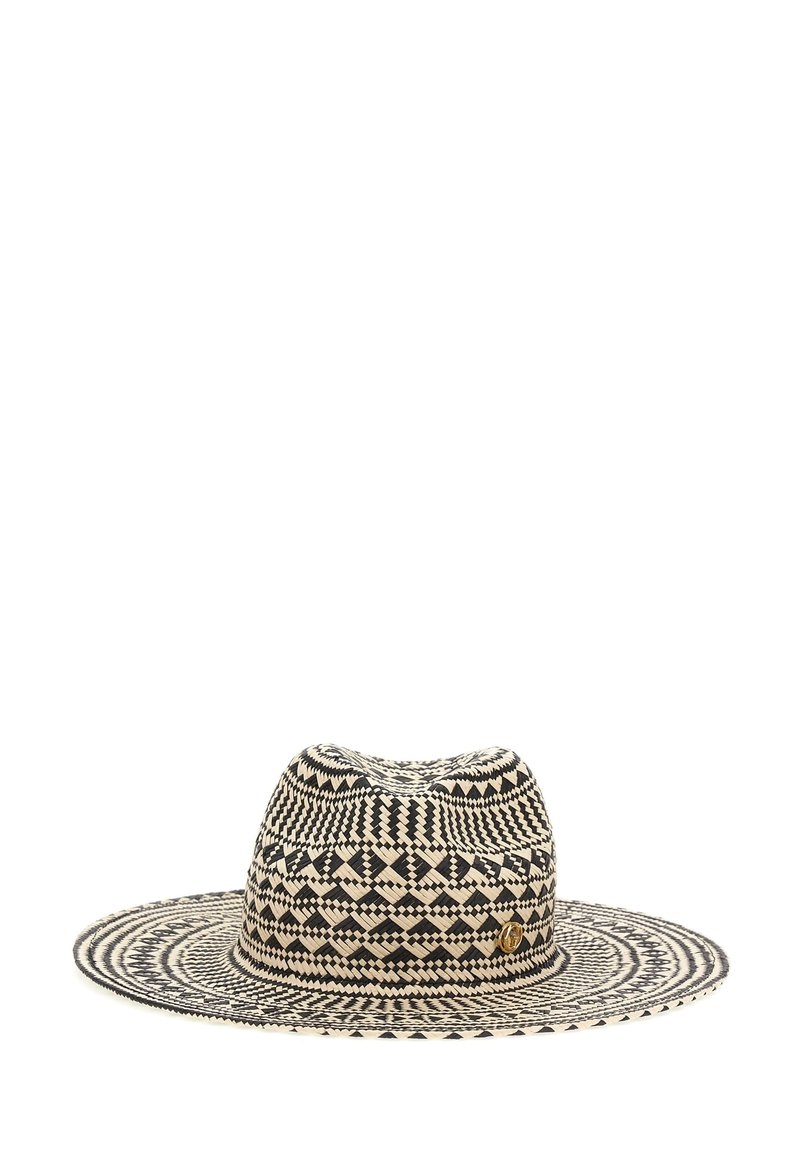 Sombrero de paja de ala ancha con un patrón geométrico en negro y beige; presenta una corona ligeramente hundida y un acento decorativo de metal.