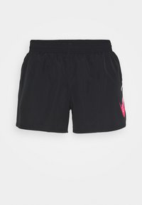 Shorts de sport noirs avec une taille élastique, présentant un accent logo rose sur le côté. Fabriqués en tissu léger et lisse.