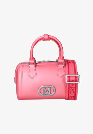 Petit sac à main structuré rose avec des poignées arrondies, un logo argenté "M" à l'avant et une bandoulière rouge amovible avec le texte "Marc Ellis".