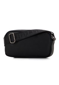 Černá crossbody taška z texturované kůže, obdélníkového tvaru, s nastavitelným popruhem a kovovými detaily. Na popruhu je vzor s logem.