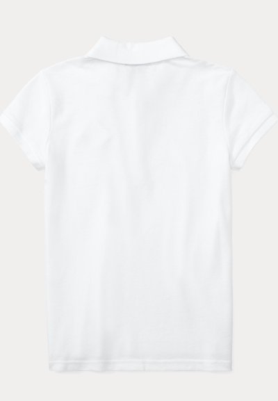 Λευκό πόλο μπλουζάκι από βαμβάκι με κοντά μανίκια και διπλωμένο γιακά. Λείο υφή, μινιμαλιστικός σχεδιασμός χωρίς ορατά γραφικά ή σχέδια.