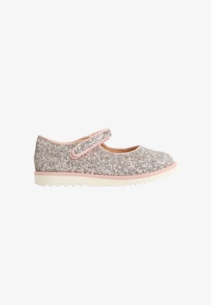 Chaussure Mary Jane en argent pailleté pour enfant avec bord rose, strap ajustable et semelle blanche à relief sur fond blanc.