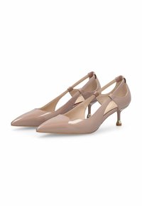 Paire d'escarpins slingbacks à bout pointu en cuir verni beige avec bride en T et petit talon stiletto sur fond blanc.