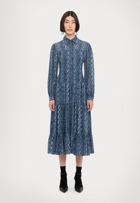 Rochie cu imprimeu de șarpe albastru, cu guler, m�âneci lungi și fustă în straturi. Fabricată dintr-un material ușor, cu o textură transparentă.