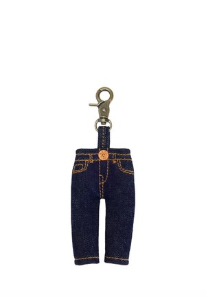 Llavero de mezclilla con forma de un pequeño par de vaqueros azules con costuras naranjas y un broche metálico en la parte superior para sujetar.