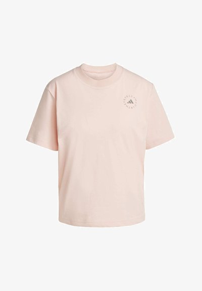 Světle růžové tričko, krátké rukávy, kulatý výstřih, vyrobeno z bavlny. Na hrudi se nachází malé logo značky vytištěné v tmavší barvě.