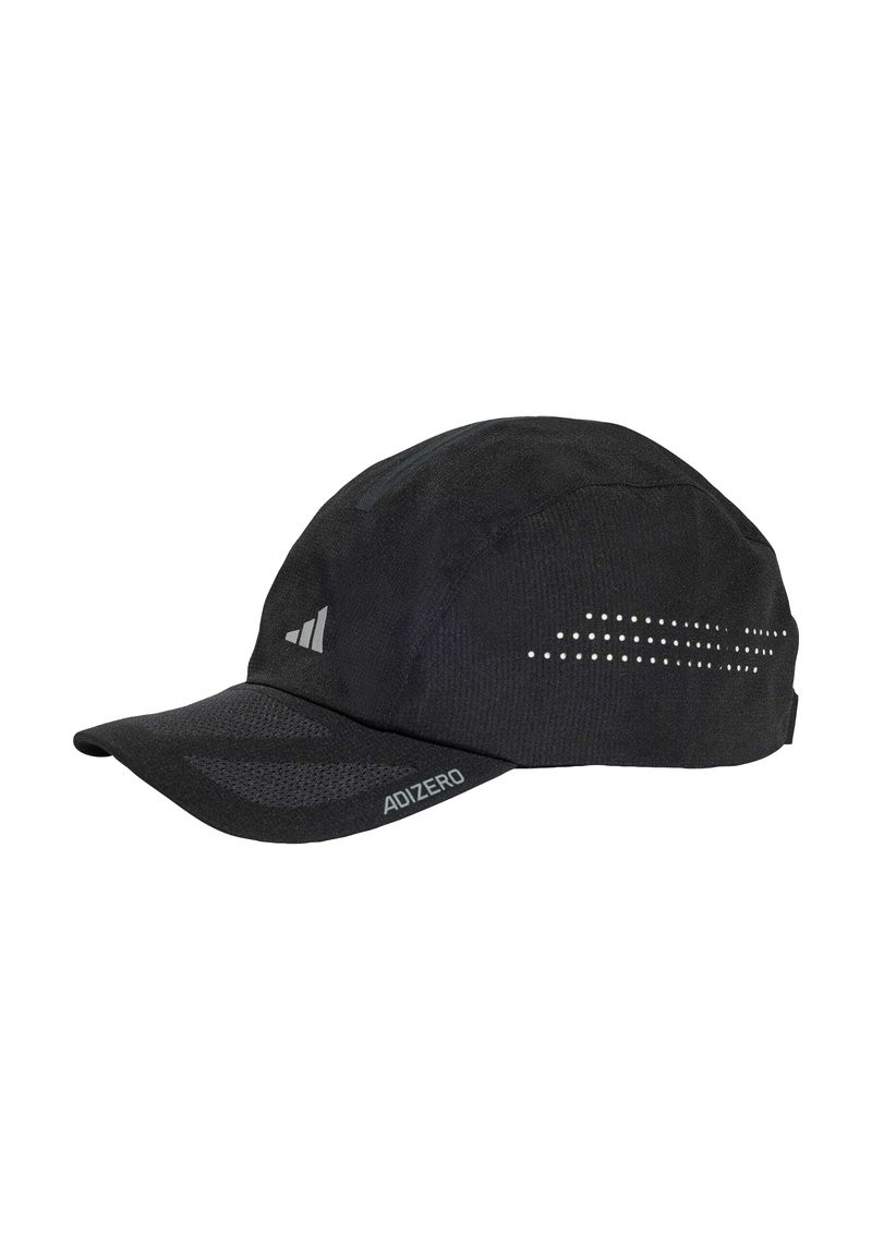 Czarna czapka do biegania z lekkiego materiału, z wygiętym daszkiem i detalami z siateczki. Oferuje odblaskowe akcenty oraz logo "ADIZERO".