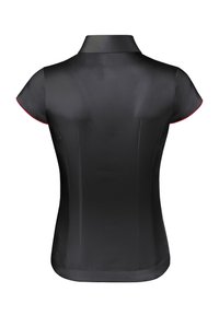 Schwarzes, tailliertes Hemd mit kurzen Ärmeln, Kragen und rotem Besatz entlang der Ärmel. Glattes, glänzendes Material mit vertikalen Nahtdetails.