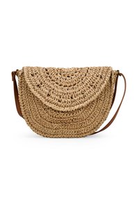 Bolso redondo de paja trenzada con una tapa curvada, que cuenta con una correa de hombro de cuero marrón y un color beige natural. Superficie texturizada con un patrón circular.