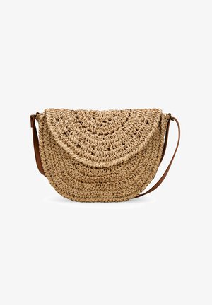 Bolso redondo de paja trenzada con una tapa curvada, que cuenta con una correa de hombro de cuero marrón y un color beige natural. Superficie texturizada con un patrón circular.