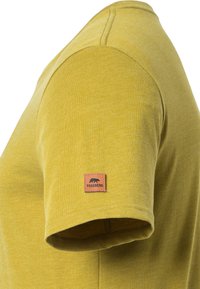 Korte mouwen gele T-shirt gemaakt van zacht materiaal, met een klein nep leren label met "FORsBERG" op de linker mouw.