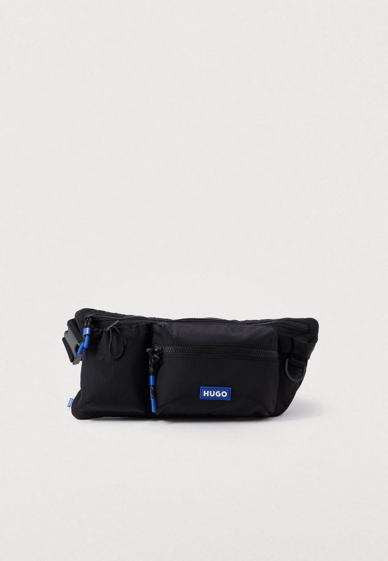 Μαύρη ζώνη μέσης από νάιλον, με μπλε φερμουάρ και διακοσμητικά στοιχεία. Σ包含ομει περιλαμβάνει μπροστινή θήκη με φερμουάρ και ρυθμιζόμενο λουρί για ασφαλή χρήση.