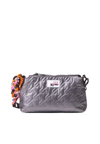 Borsa in nylon grigia trapuntata con una tracolla intrecciata multicolore e un'etichetta con logo. Presenta una chiusura con zip e una forma rettangolare compatta.
