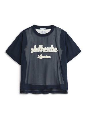 Marineblaue T-Shirt mit kurzen Ärmeln, geschichtet mit transparentem Mesh-Vorderteil, weiß bestickter Text "Authentic" und kleinerem "Lyoness" darunter.