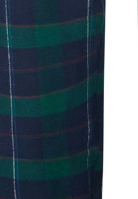 Donkerblauwe stof met een groen-rode ruitpatroon; de textuur is zacht, met zichtbare stiksels langs de zijkant.