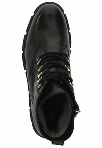 Stivaletti neri alla caviglia con tomaia in pelle texture, design con lacci e occhielli in tonalità oro, e una spessa suola in gomma nera.