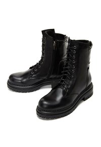 Czarne skórzane botki typu lace-up do użytku w trudnym terenie, z bocznym zamkiem błyskawicznym, zaokrąglonym noskiem i solidną gumową podeszwą z głębokim bieżnikiem zapewniającym dobrą przyczepność.