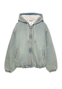 Jachetă din denim de culoare albastru deschis, cu fermoar și glugă, căptușită cu fleece alb, cu șnururi, buzunare laterale și manșete și tiv elastic.
