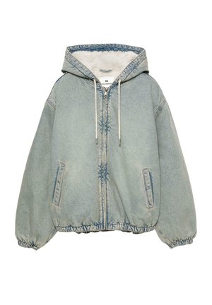 Jachetă din denim de culoare albastru deschis, cu fermoar și glugă, căptușită cu fleece alb, cu șnururi, buzunare laterale și manșete și tiv elastic.