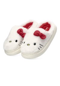 Zapatillas blancas y esponjosas con una cara de gato de dibujos animados, bigotes negros, nariz amarilla y un lazo rojo. Textura suave con plantilla acolchada y suela de goma.