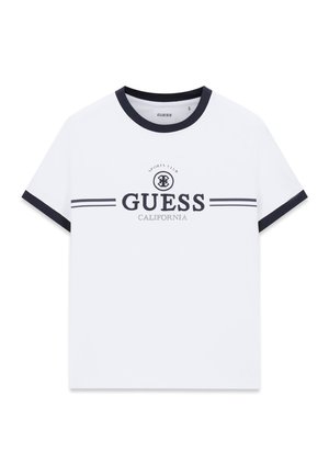 Camiseta blanca de manga corta con ribete negro en el cuello y las mangas, con el texto y logotipo "GUESS California Sports Club" en el pecho.
