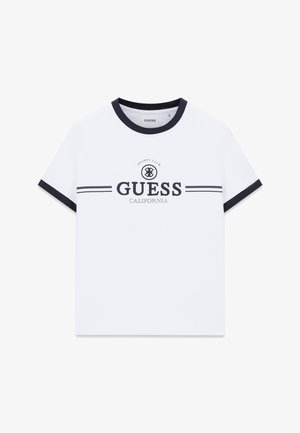 Weißes Kurzarm-T-Shirt mit schwarzem Besatz am Kragen und an den Ärmeln, mit dem Schriftzug und Logo "GUESS California Sports Club" auf der Brust.
