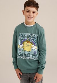 Tegelijkertijd een turquoise sweatshirt met een afbeelding van SpongeBob SquarePants, met de tekst "Absorb the Love", lange mouwen en ribbelboorden.