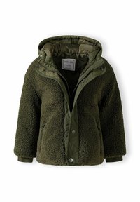 Giacca verde oliva con una superficie morbida e pelosa e una fodera interna trapuntata, dotata di cappuccio e chiusura con bottoni a pressione. Due tasche laterali con zip.