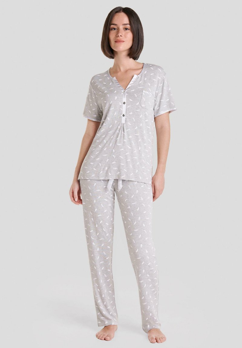 Conjunto de pijama gris claro con una parte superior de manga corta que presenta un escote en V, botones y un bolsillo en el pecho; los pantalones tienen un sutil patrón de plumas y cordón.