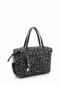Borsa a mano con stampa leopardata nera e grigia, design strutturato, manici neri doppi, tasca frontale con zip, dettagli in metallo argentato, tessuto testurizzato.